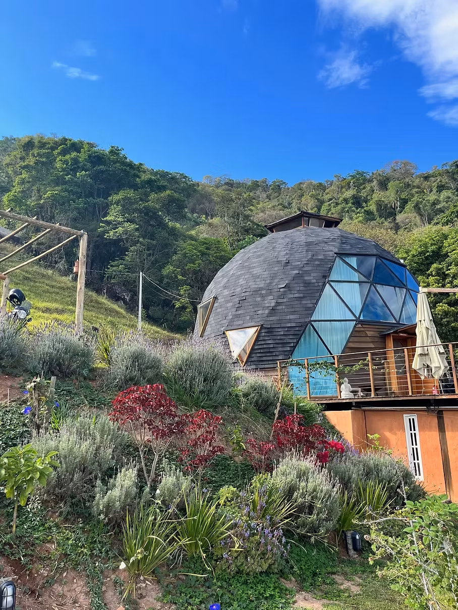 Domo geodésico Ahimsa por fora, com jardim de lavanda