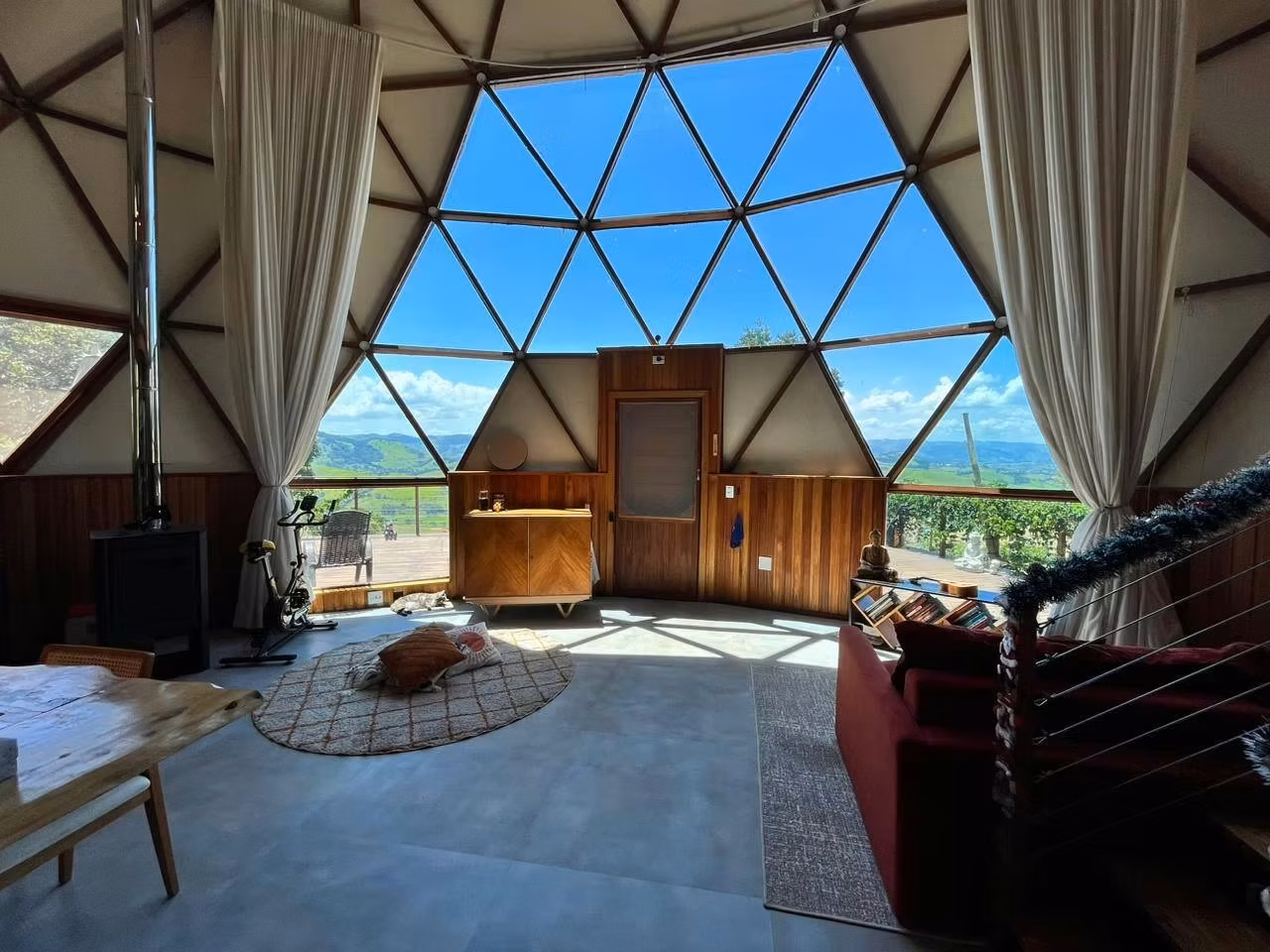 Interior amplo do Domo Ahimsa com vista panorâmica