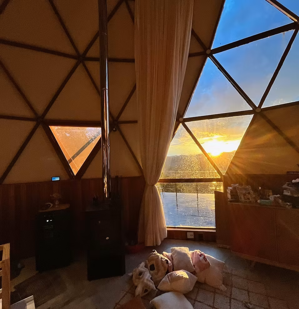 Pôr do sol visto de dentro do Domo Ahimsa