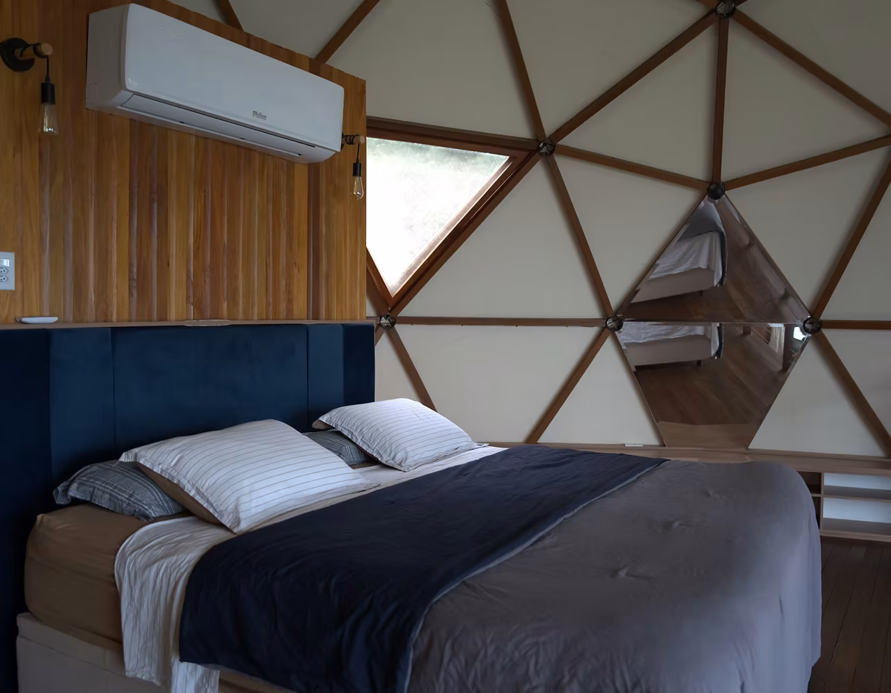 Cama do Domo Ahimsa sob a estrutura geodésica