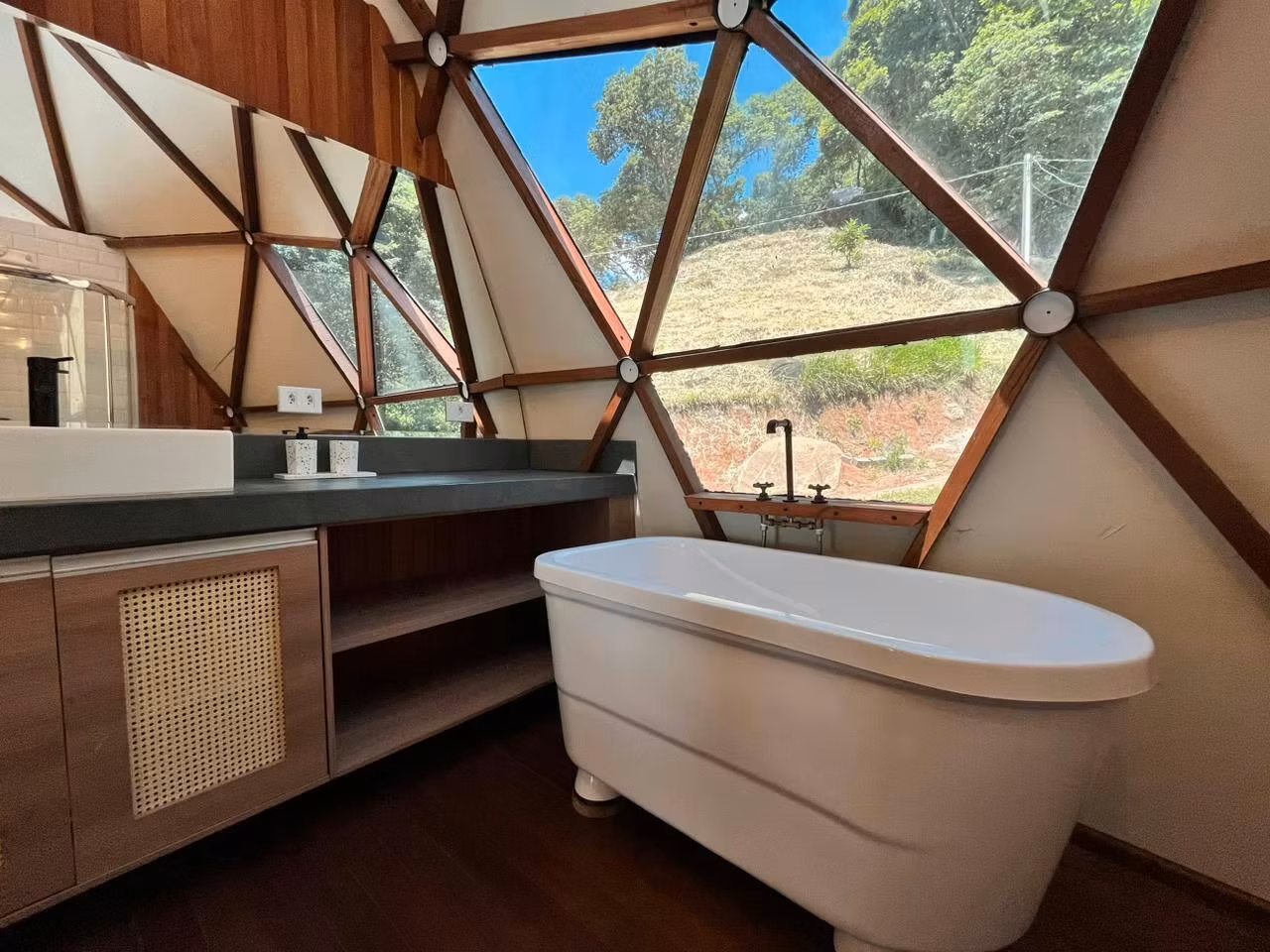 Banheira de imersão do Domo Ahimsa com vista para a natureza