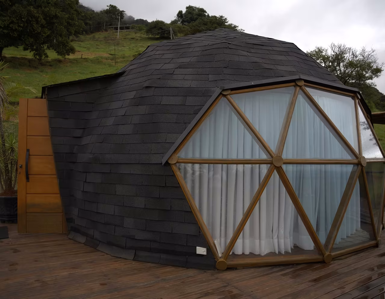 Domo geodésico Kali por fora, na Serra da Mantiqueira