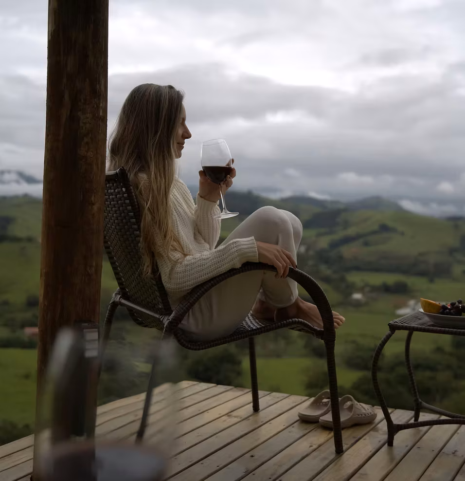 Deck do Domo Kali com vista para o vale da Mantiqueira