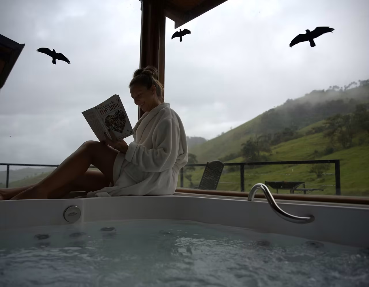Hidromassagem panorâmica da Cabana Manipura com vista para a serra