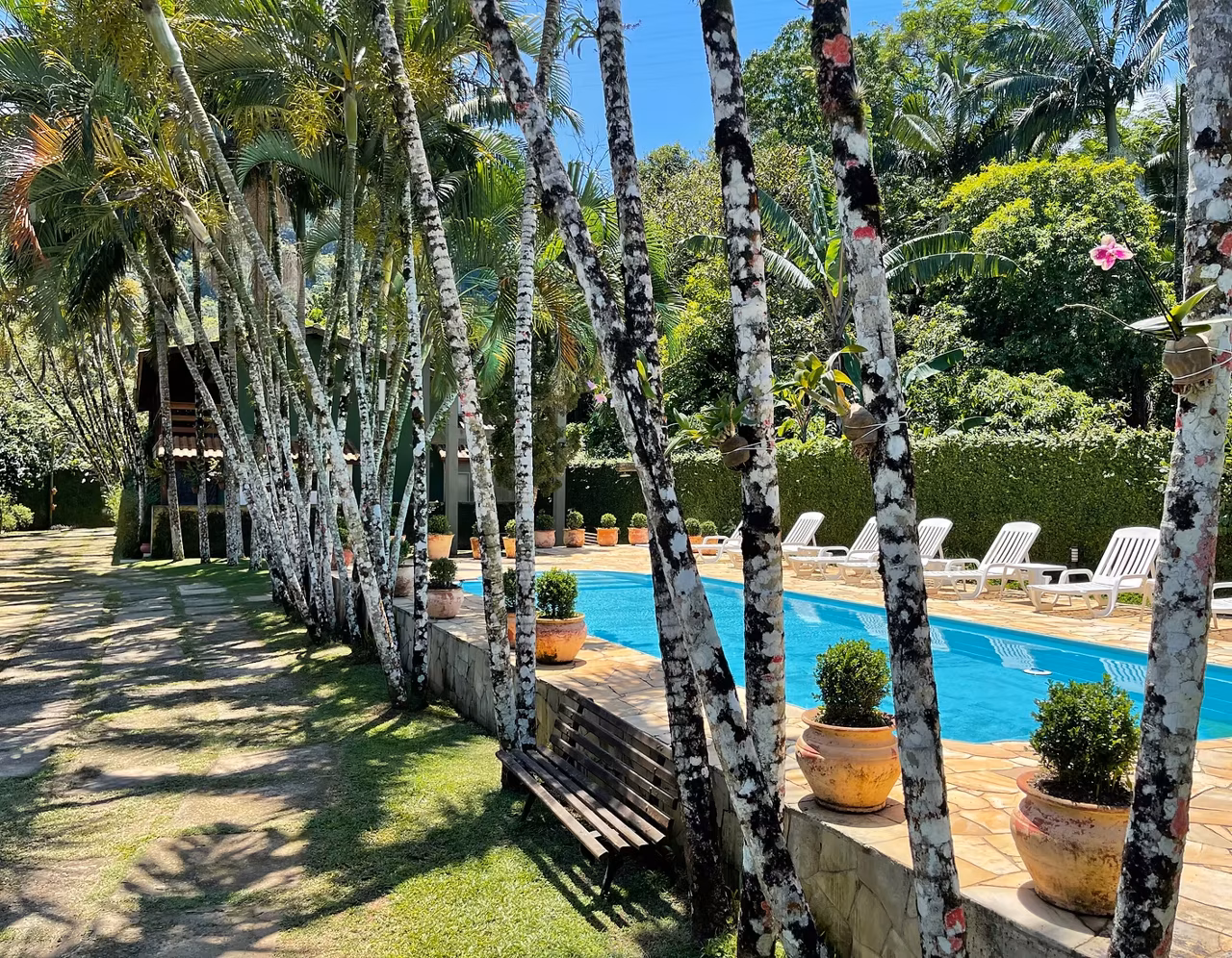 Piscina do condomínio da casa Shanti Maresias