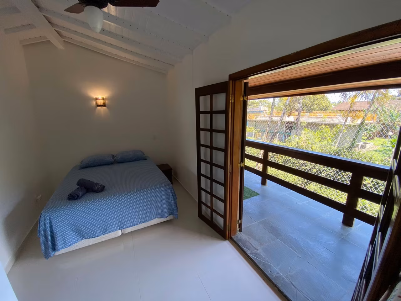 Quarto da casa Shanti Maresias com varanda
