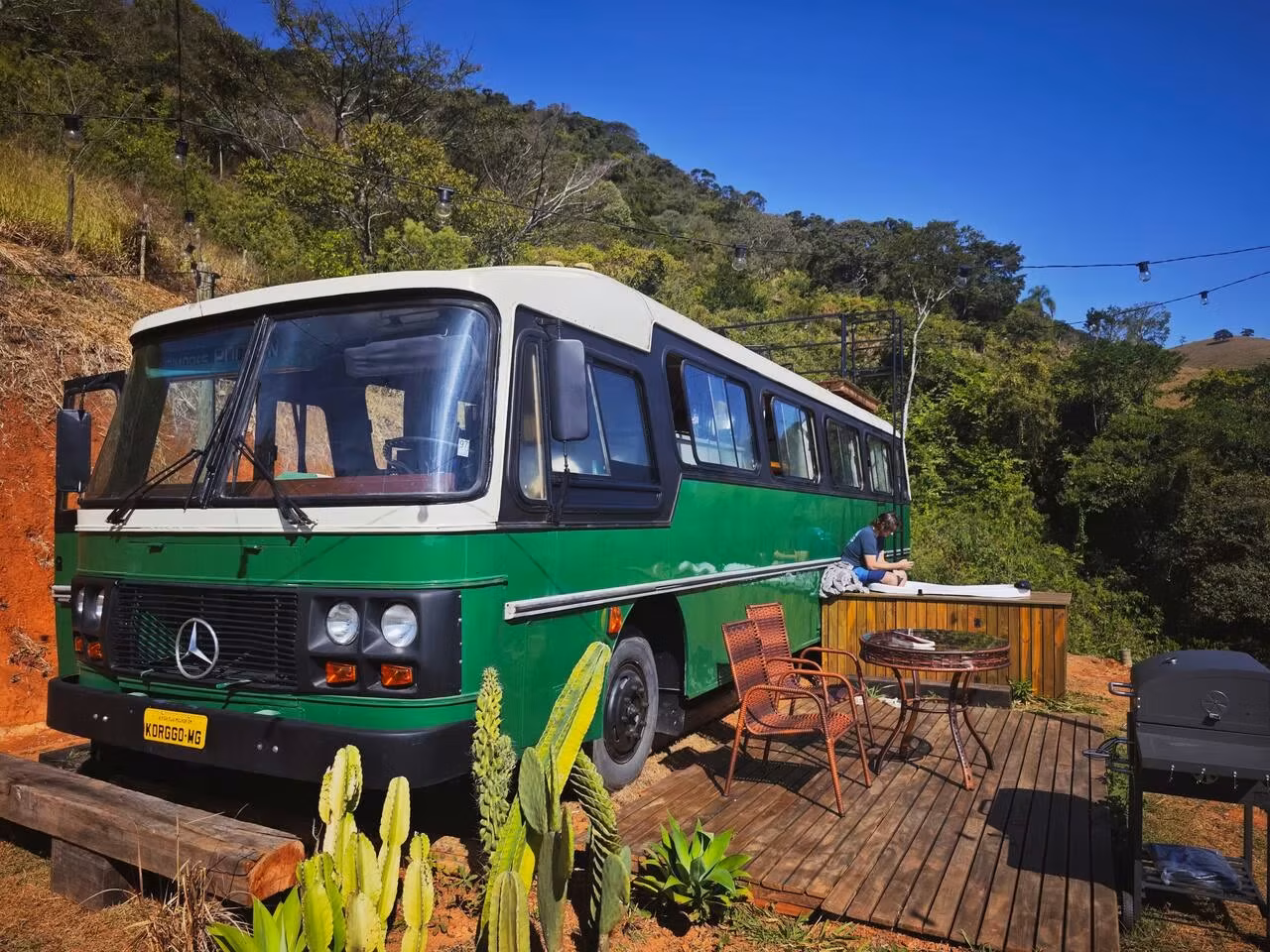 Ônibus Chara restaurado no deck, em meio à natureza
