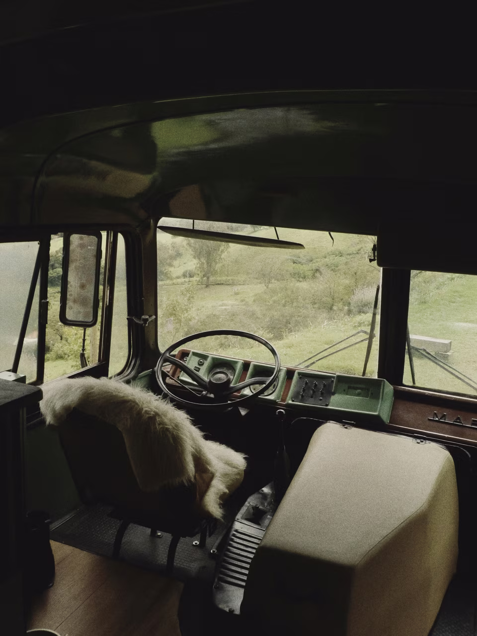 Cabine original preservada do Ônibus Chara, com vista para a serra