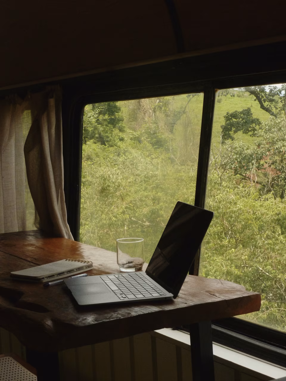 Espaço de trabalho do Ônibus Chara com vista para o verde