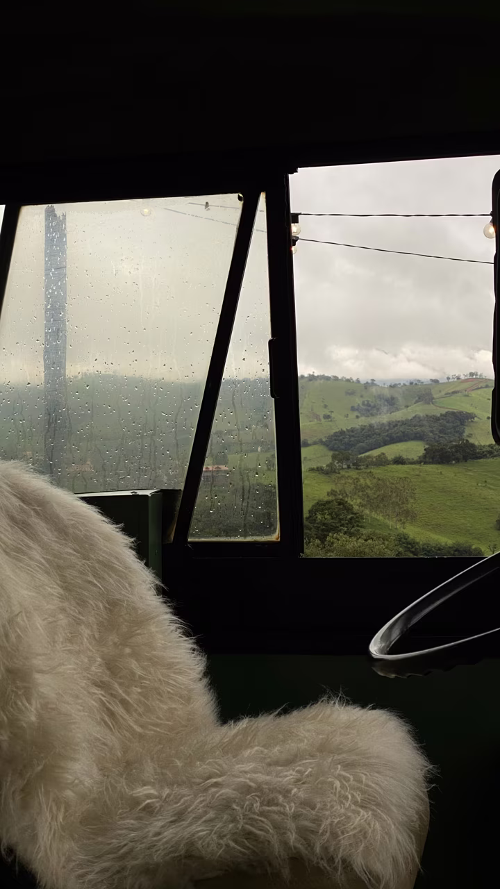 Vista da serra em dia de chuva, de dentro do Ônibus Chara